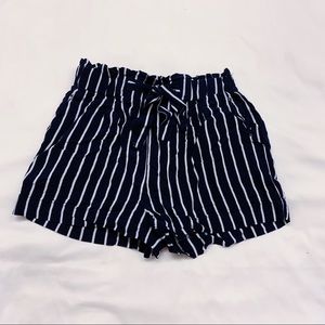 💓blue and white striped shorts